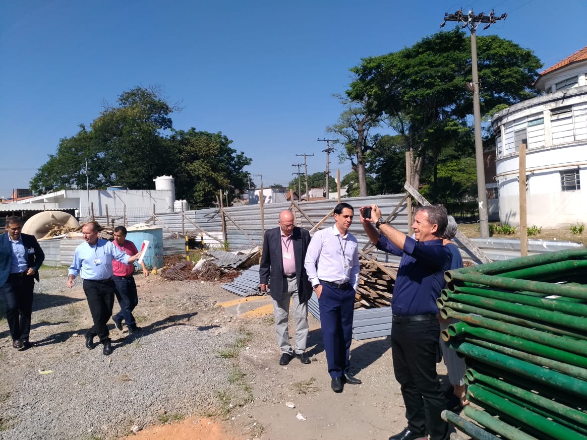 Imagem colorida, da visita do Secretário na obra da Upa, o Secretário está a frente segurando o celular tirando foto, ao lado o Subprefeito.